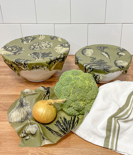 Bivaxdukar med rotfrukter på skålar