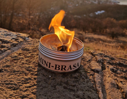 Minibrasa som brinner placerad på berg