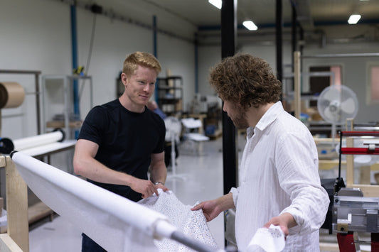 Leo och Sebastian som jobbar tillsammans