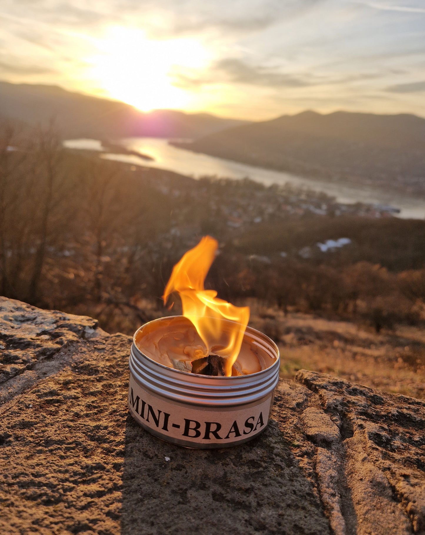 Minibrasa på berg med utsikt