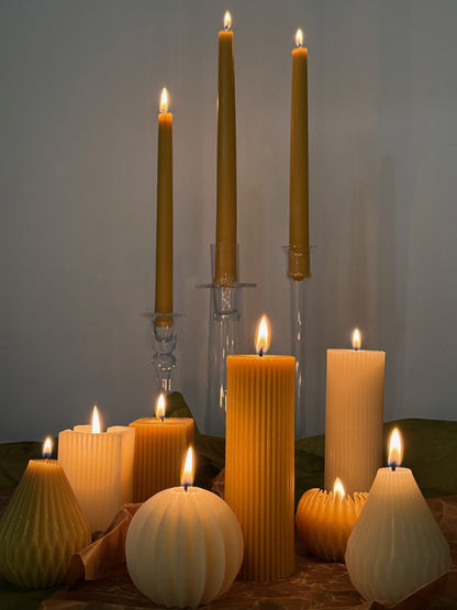 Samling med flera olika tända bivaxljus