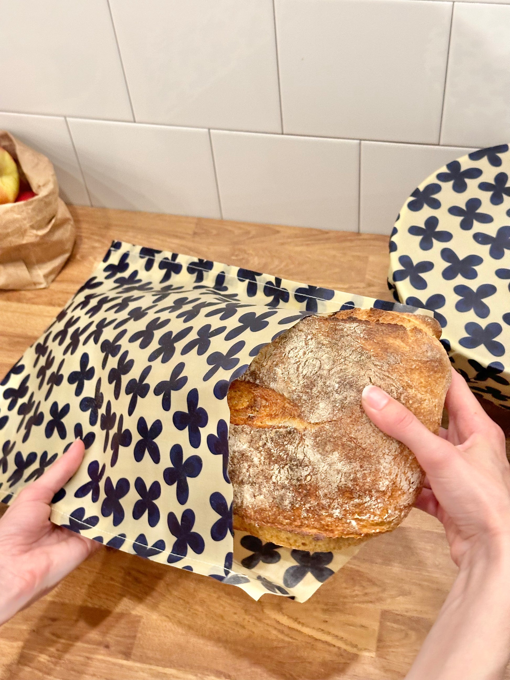 Bivaxpåse Alva med bröd i