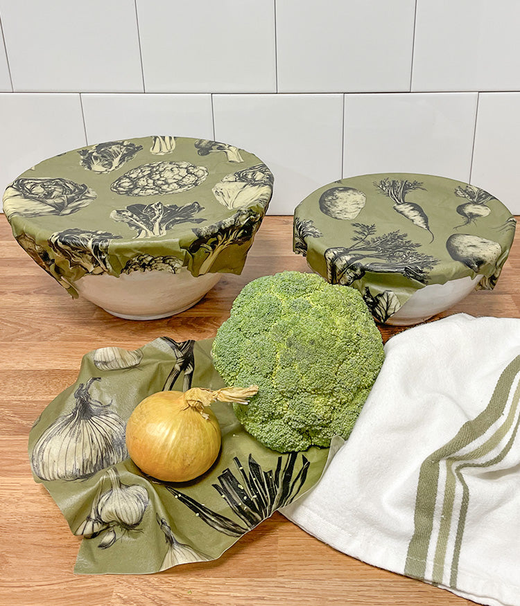 Bivaxdukar med rotfrukter på skålar