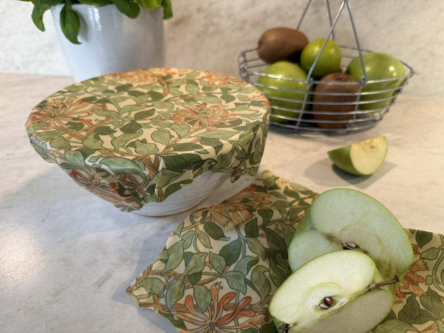 Bivaxduk av William morris honeysuckle tyg.