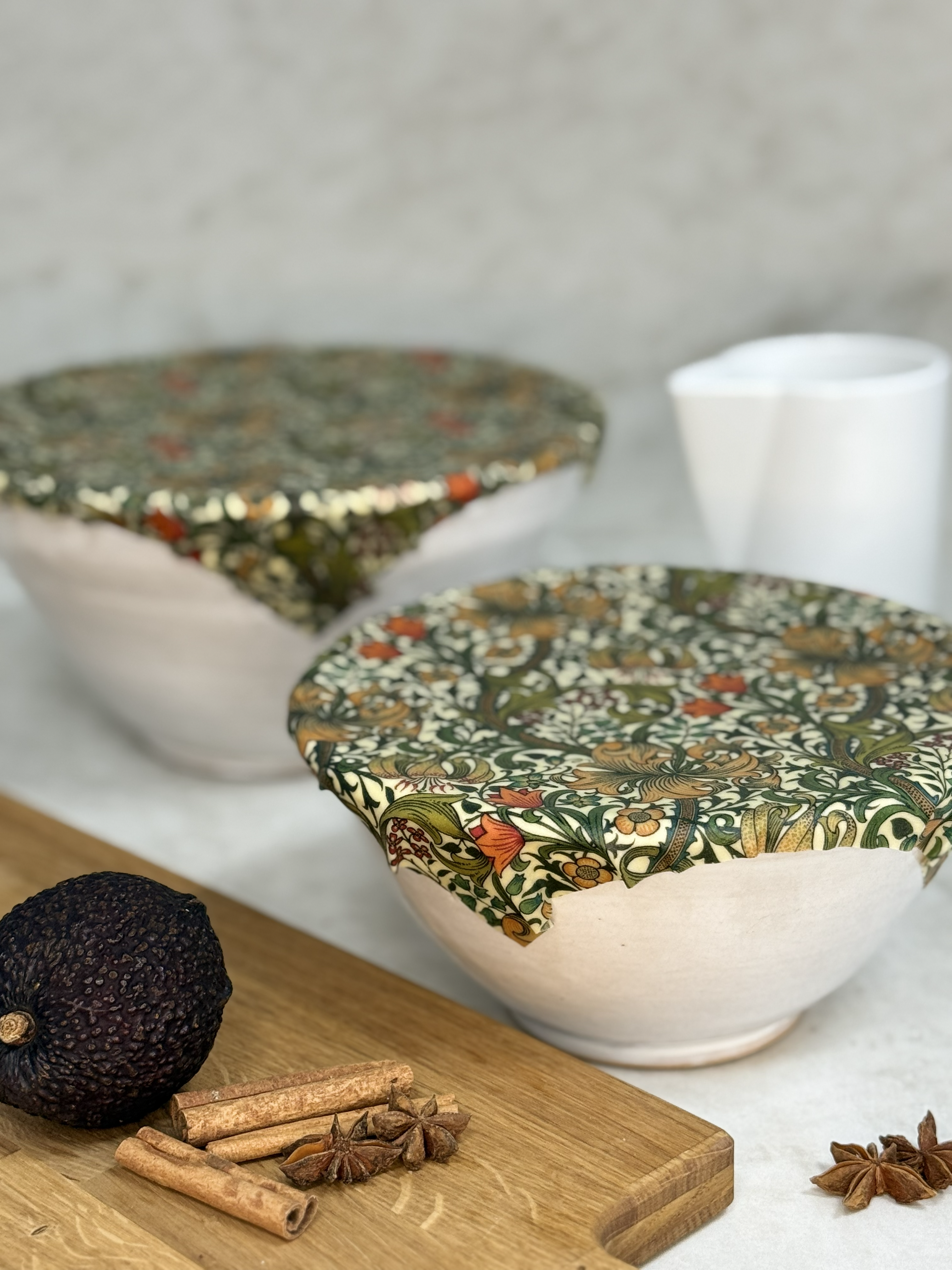 Bivaxduk på rulle i mönster Golden Lily används på burkar för att förvara rester 