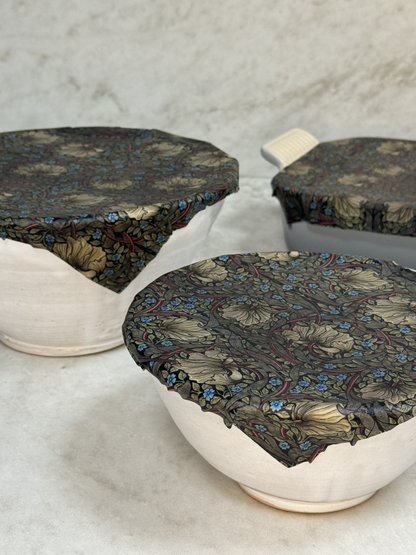 William Morris Bivaxduk med olika blommor på vita skålar