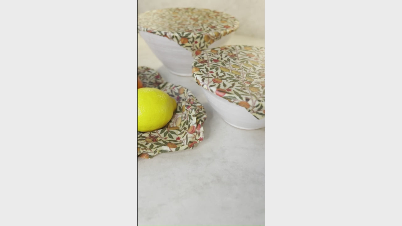 Film med William Morris Bivaxduk med Frukt, blad och citroner på vita skålar