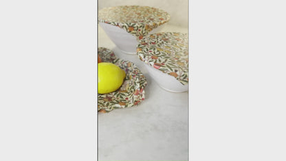 Film med William Morris Bivaxduk med Frukt, blad och citroner på vita skålar