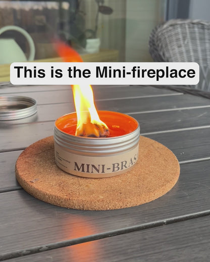 Film på minibrasa på bord med korkunderlägg