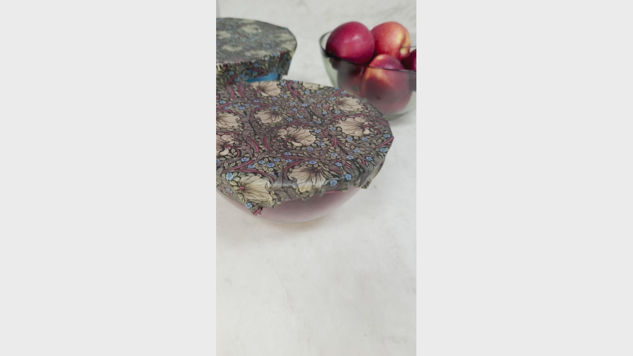 William Morris Bivaxduk med olika blommor på glasskålar. Film